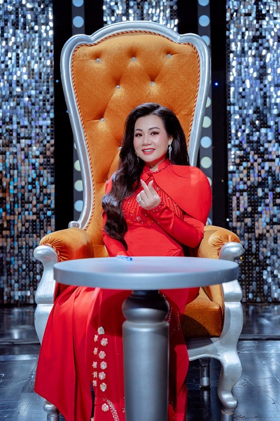 Giọng ca bolero Dương Hồng Loan tiết lộ chuyện học Luật giữa mùa dịch