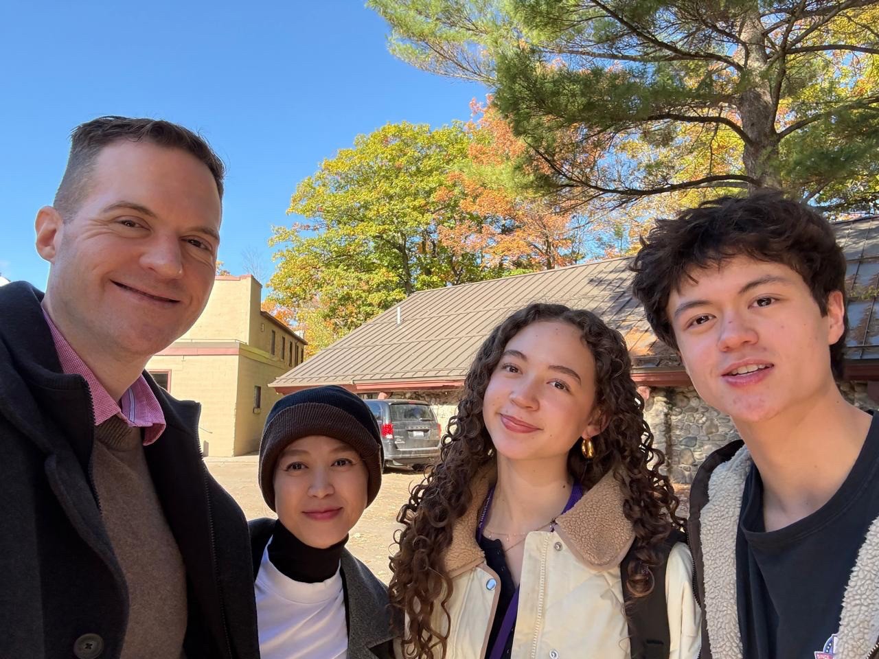 Ngọc Nga hạnh phúc cùng ông xã sang thăm hai con học nghệ thuật ở Michigan