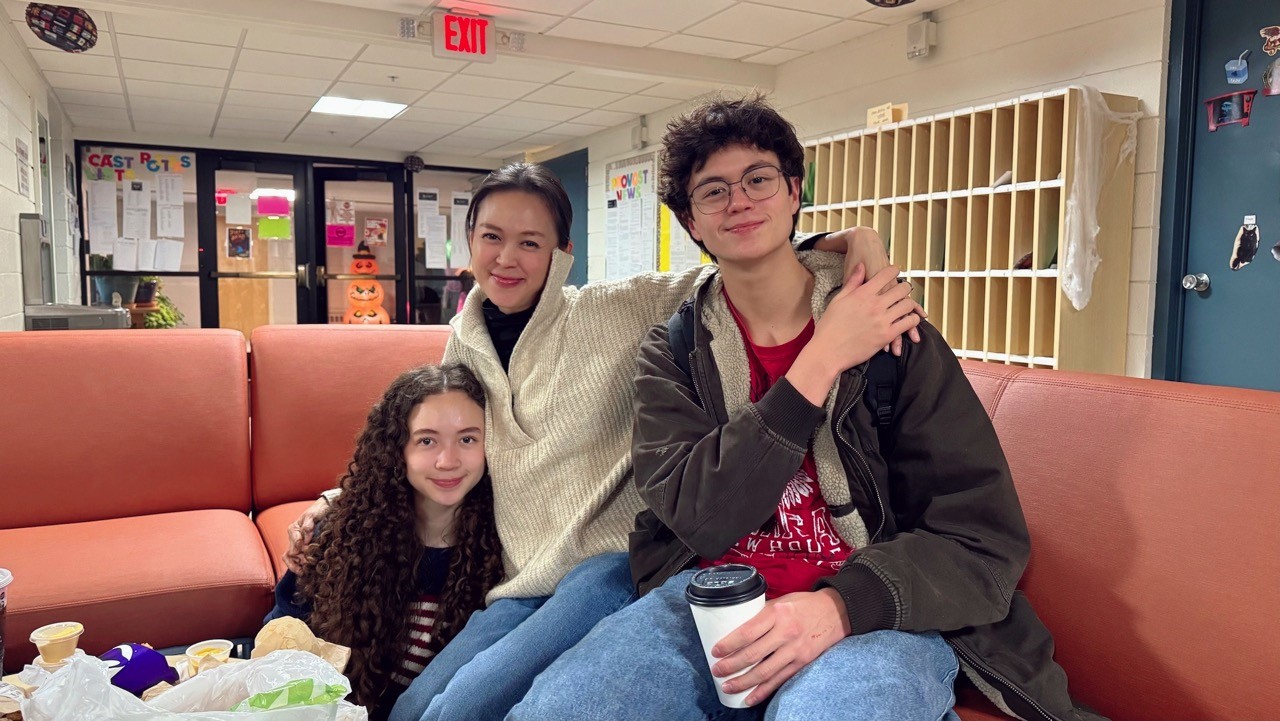 Ngọc Nga hạnh phúc cùng ông xã sang thăm hai con học nghệ thuật ở Michigan