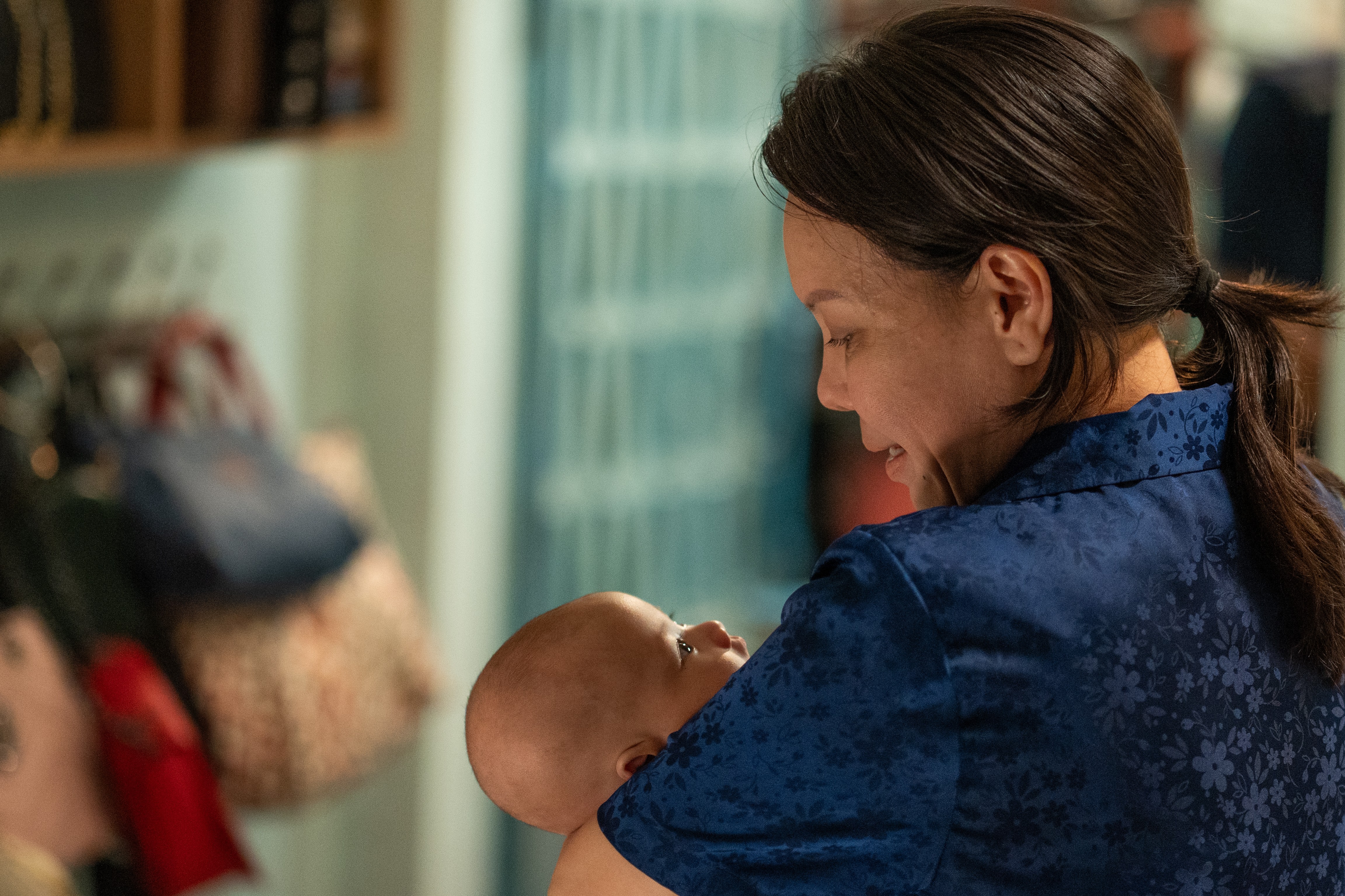 Giữa 'công thức thương mại', 'Cục vàng của ngoại' lặng lẽ đi sâu vào sức mạnh của tình thân bà - cháu