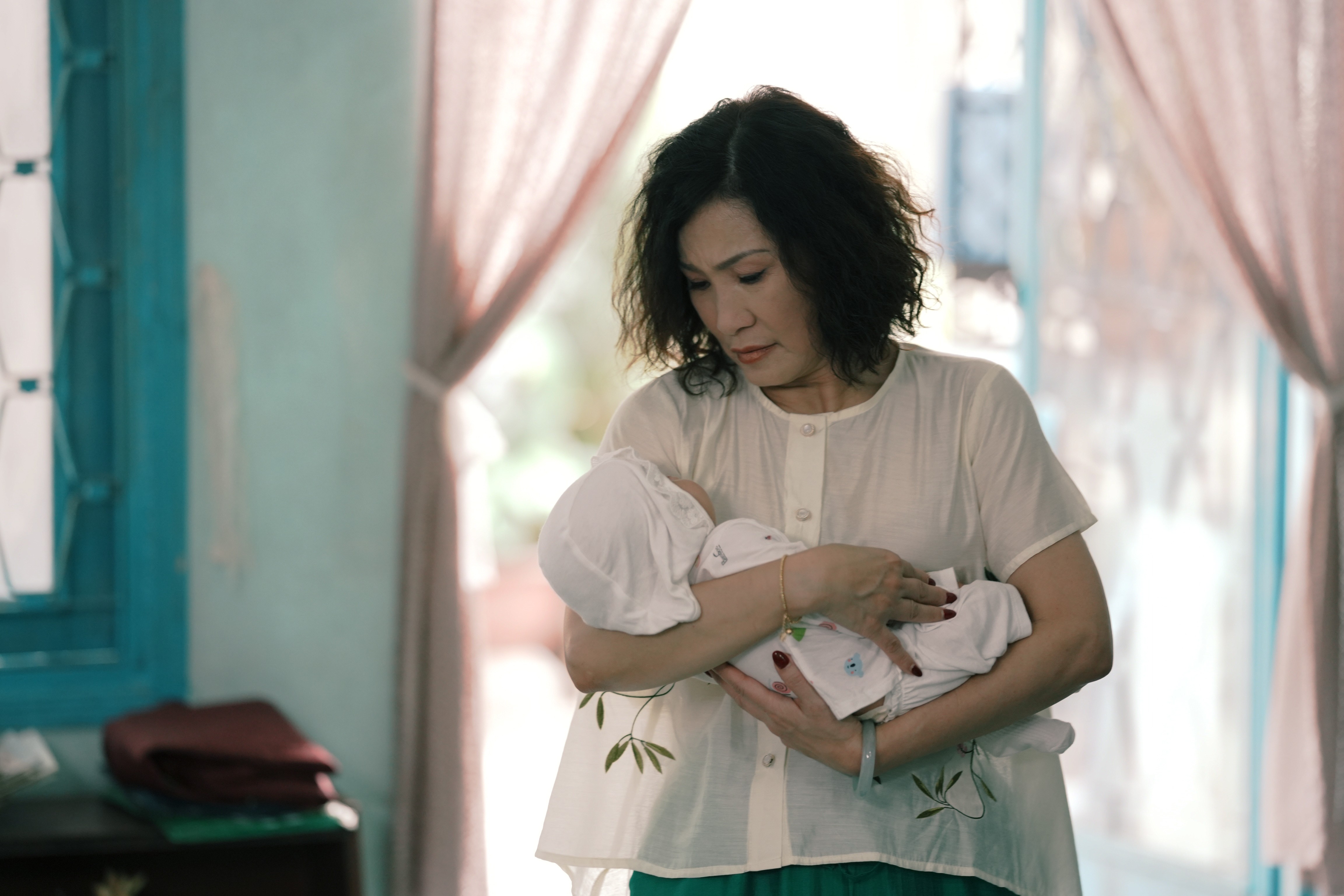 Giữa 'công thức thương mại', 'Cục vàng của ngoại' lặng lẽ đi sâu vào sức mạnh của tình thân bà - cháu