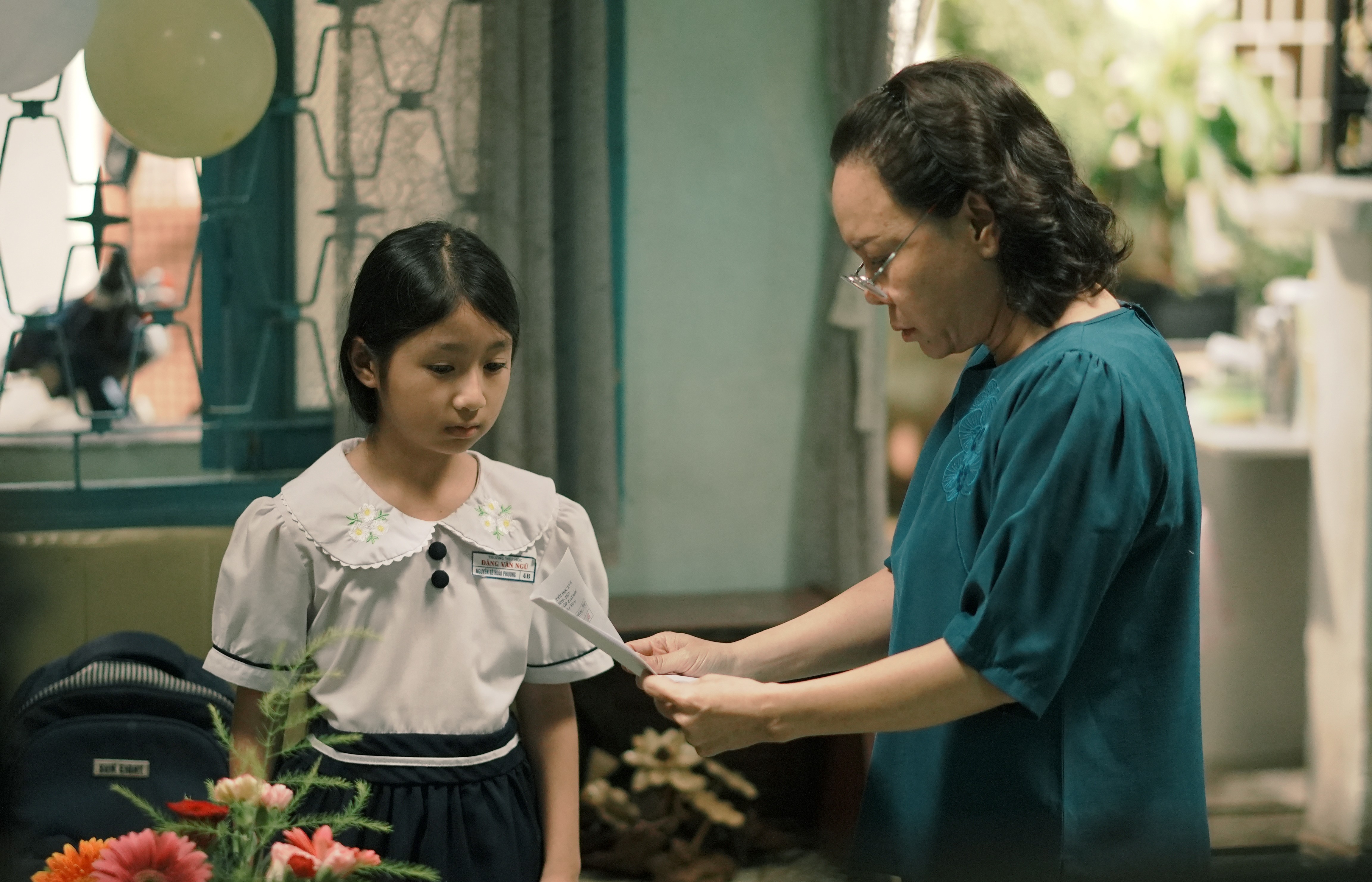 Giữa 'công thức thương mại', 'Cục vàng của ngoại' lặng lẽ đi sâu vào sức mạnh của tình thân bà - cháu