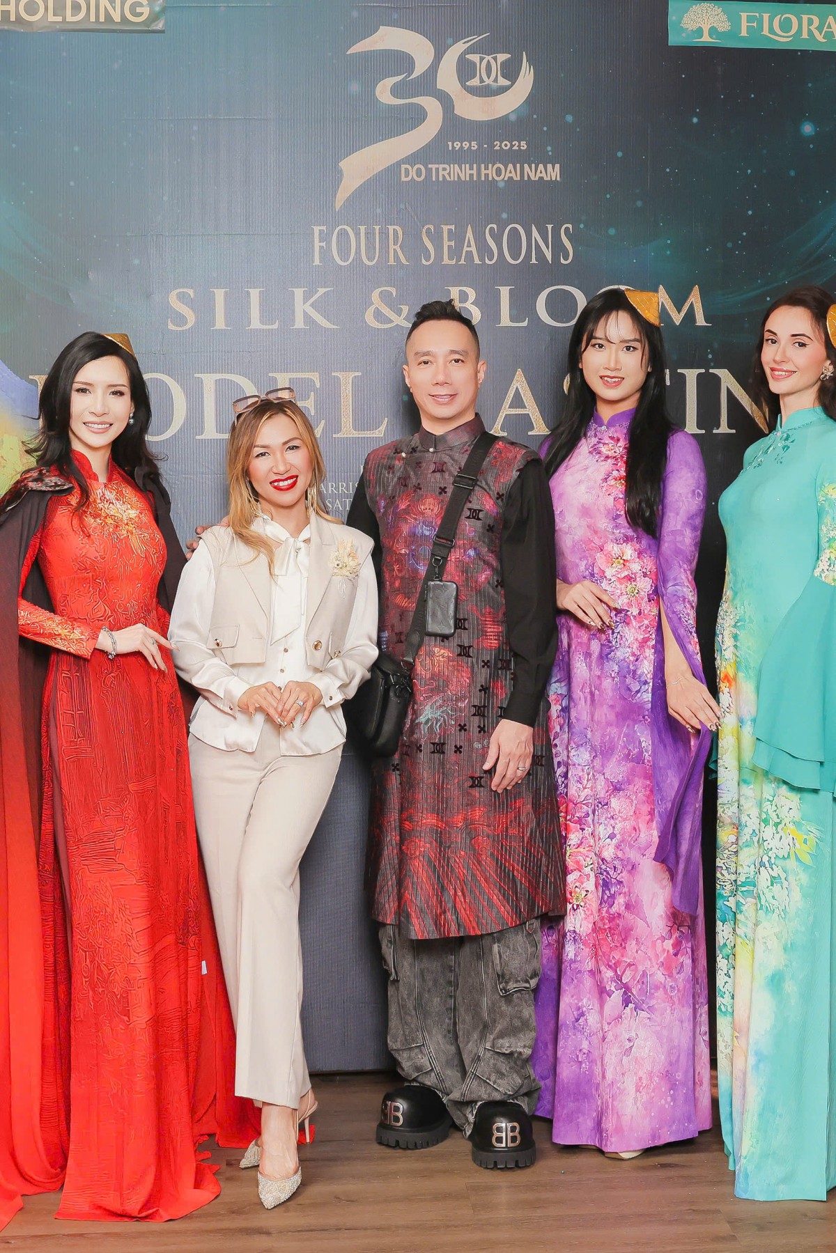 Siêu mẫu Mỹ Element trình diễn áo dài trong show 'Tứ Bình Hoa Lụa' của NTK Đỗ Trịnh Hoài Nam tại California