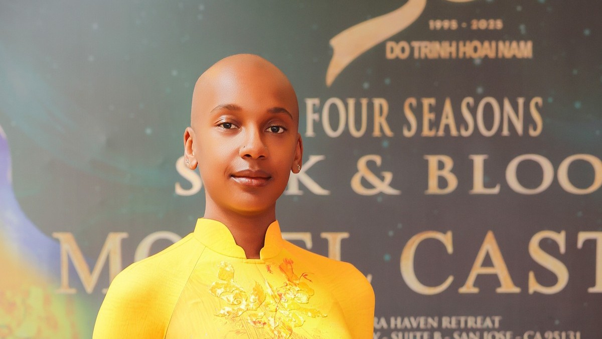 Siêu mẫu Mỹ Element trình diễn áo dài trong show 'Tứ Bình Hoa Lụa' của NTK Đỗ Trịnh Hoài Nam tại California