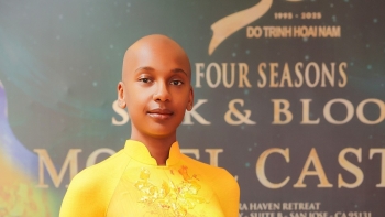 Siêu mẫu Mỹ Element trình diễn áo dài trong show 'Tứ Bình Hoa Lụa' của NTK Đỗ Trịnh Hoài Nam tại California