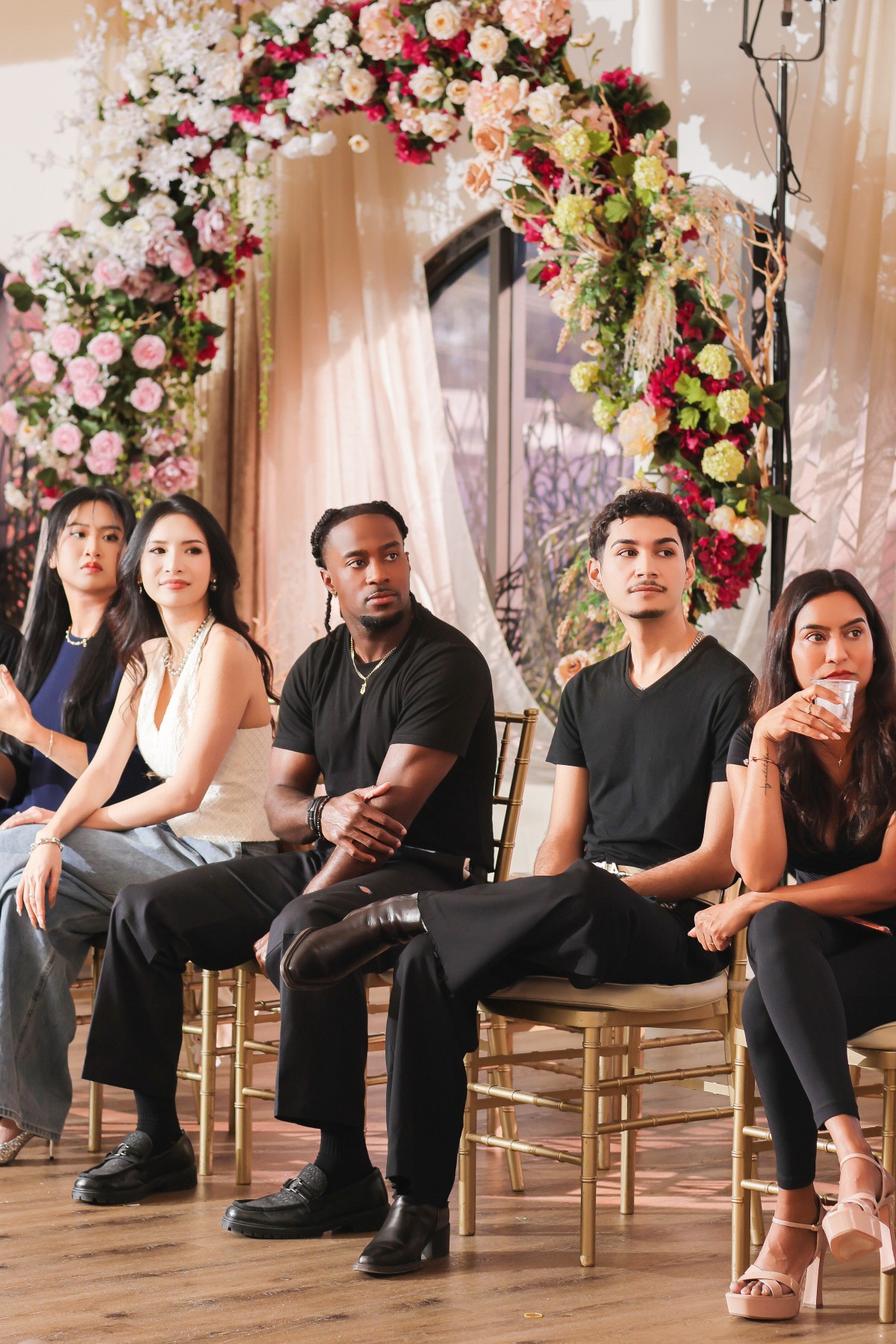 Siêu mẫu Mỹ Element trình diễn áo dài trong show 'Tứ Bình Hoa Lụa' của NTK Đỗ Trịnh Hoài Nam tại California