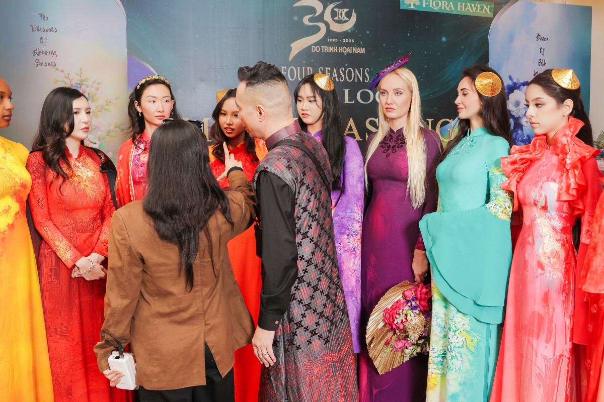 Siêu mẫu Mỹ Element trình diễn áo dài trong show 'Tứ Bình Hoa Lụa' của NTK Đỗ Trịnh Hoài Nam tại California