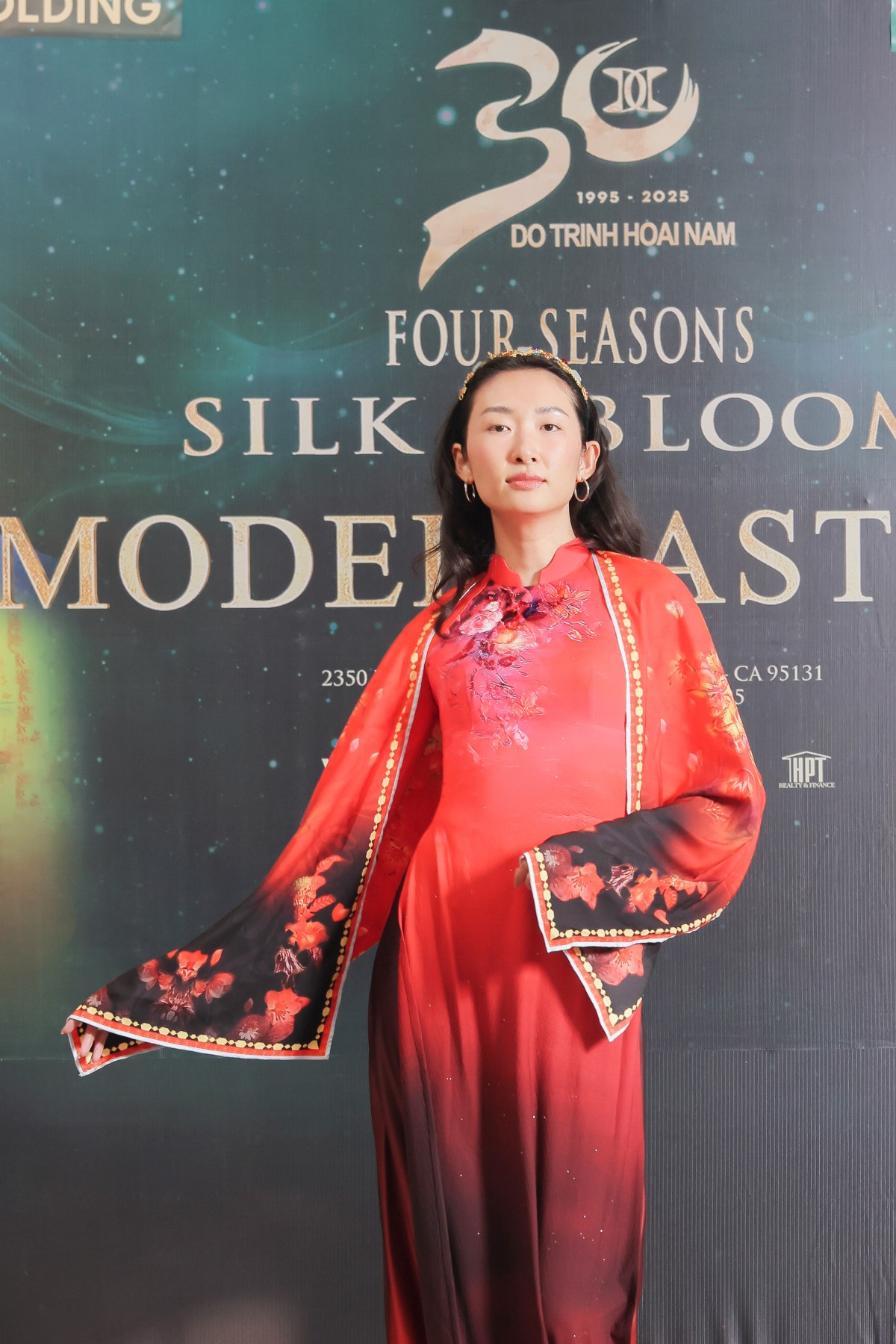 Siêu mẫu Mỹ Element trình diễn áo dài trong show 'Tứ Bình Hoa Lụa' của NTK Đỗ Trịnh Hoài Nam tại California