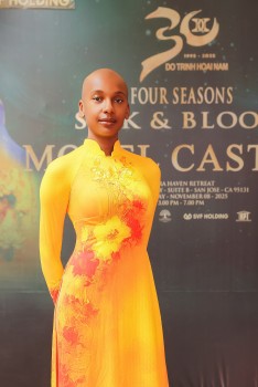 Siêu mẫu Mỹ Element trình diễn áo dài trong show 'Tứ Bình Hoa Lụa' của NTK Đỗ Trịnh Hoài Nam tại California