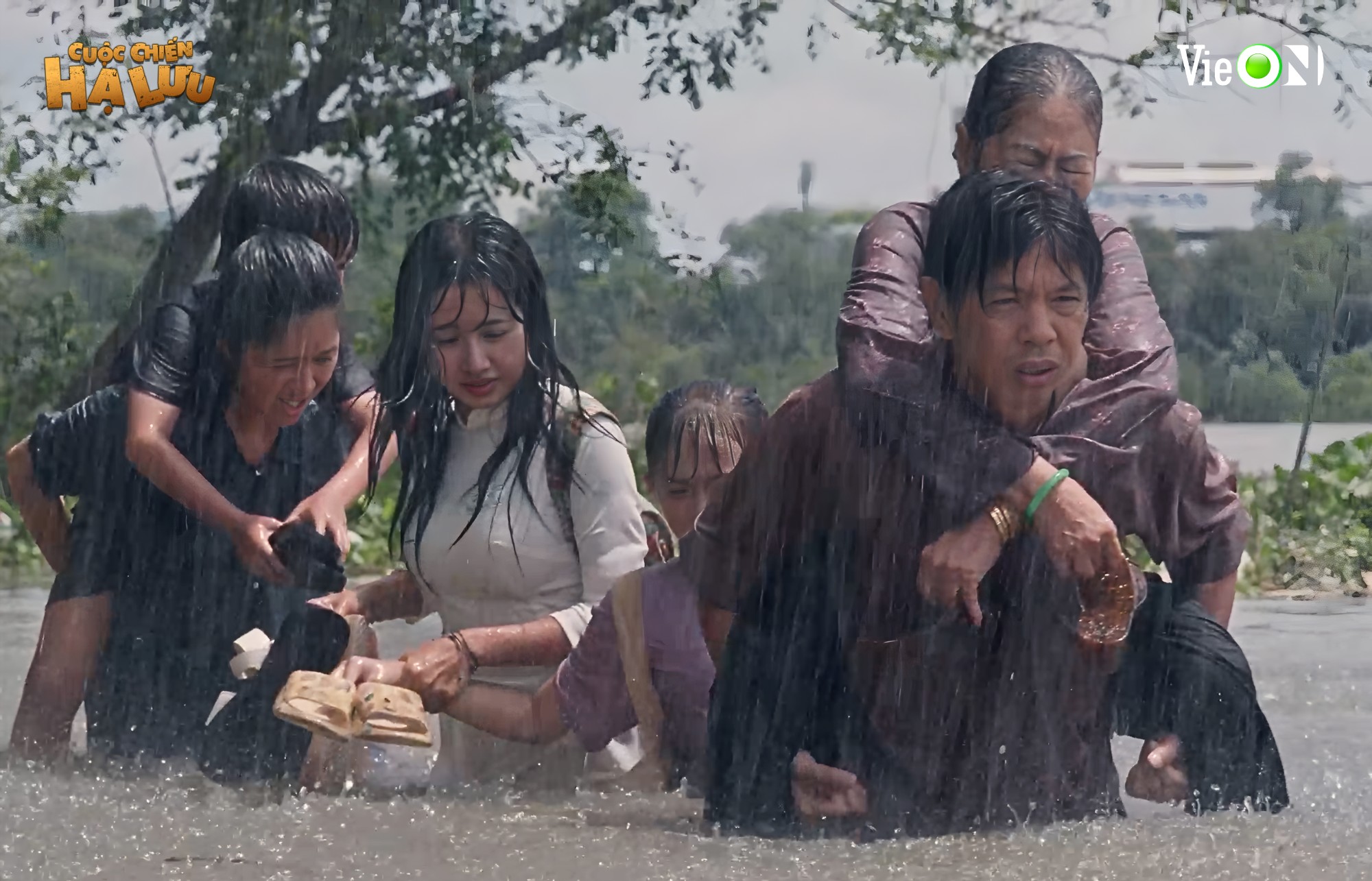 Đạo diễn 'Cuộc chiến hạ lưu' tâm huyết với cảnh lội sông dưới mưa