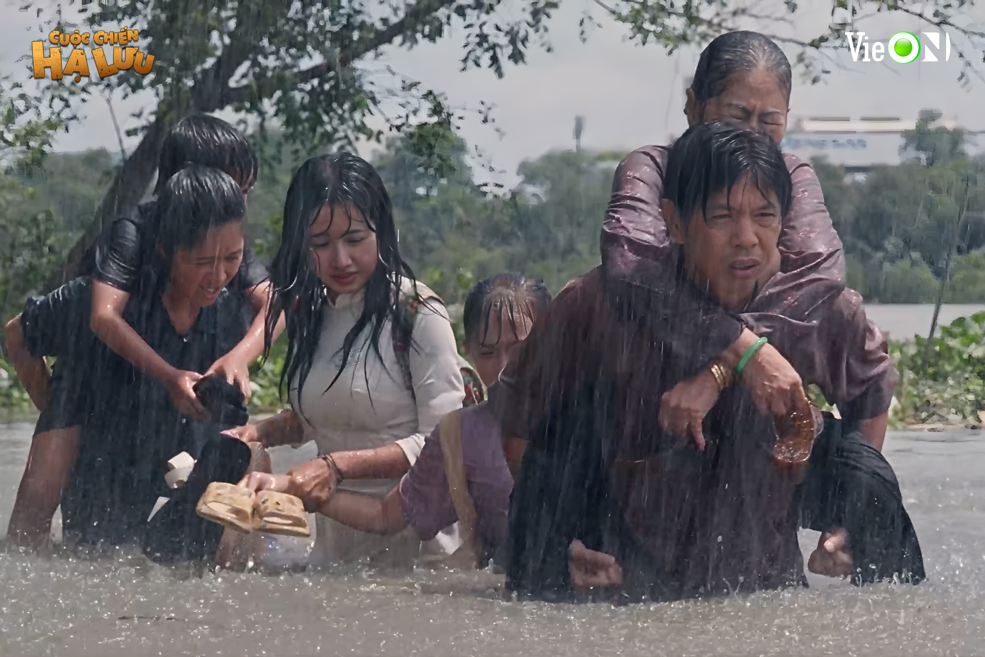 Đạo diễn 'Cuộc chiến hạ lưu' tâm huyết với cảnh lội sông dưới mưa