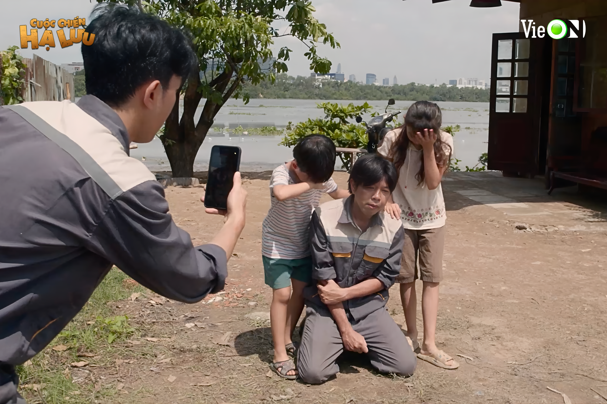 Đạo diễn 'Cuộc chiến hạ lưu' tâm huyết với cảnh lội sông dưới mưa