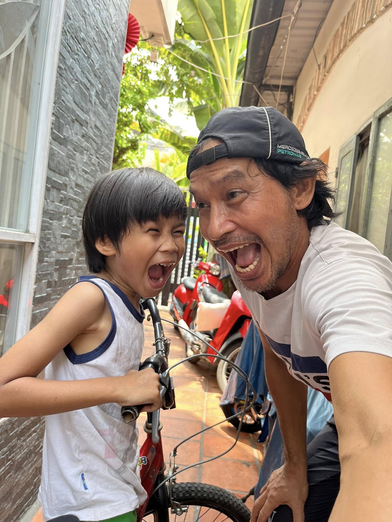 Thạch Kim Long và con trai nhỏ