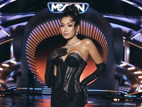 Đương kim 'Hoa hậu hoàn vũ quốc tế' Ketut Permata Juliastrid lần đầu làm host tại đêm Jury Session 'Miss Cosmo 2025'