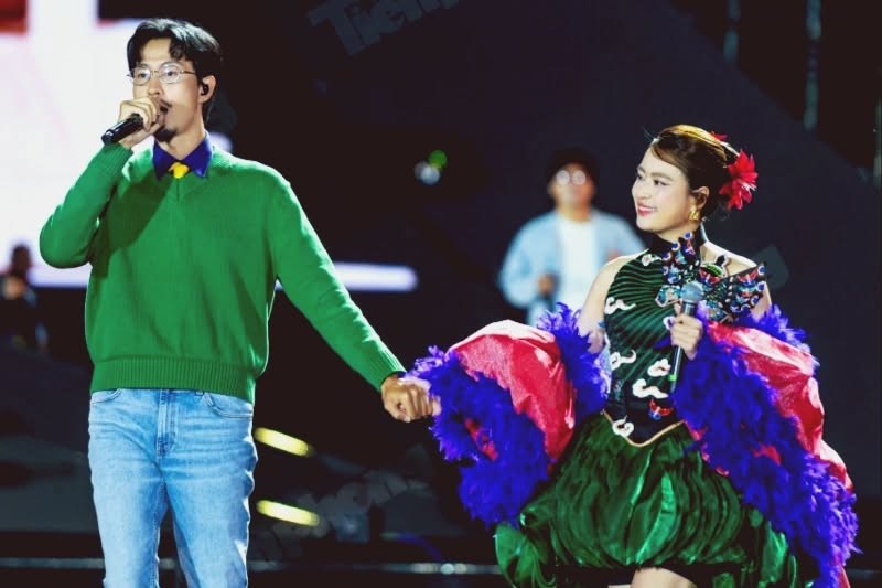 Đen Vâu và Hoàng Thùy Linh nắm tay công khai khiến khán giả Hạ Long tan chảy