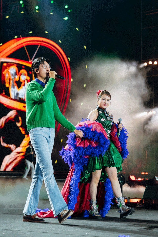 Đen Vâu và Hoàng Thùy Linh nắm tay công khai khiến khán giả Hạ Long tan chảy