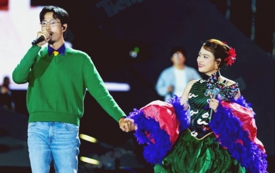 Đen Vâu và Hoàng Thùy Linh nắm tay công khai khiến khán giả Hạ Long tan chảy