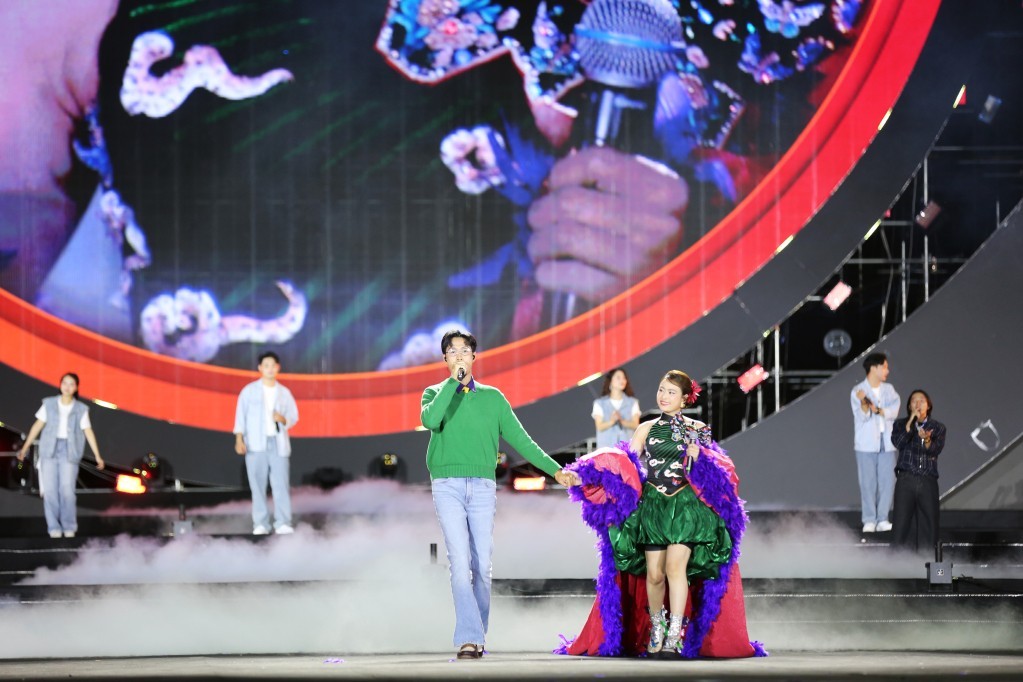 Đen Vâu và Hoàng Thùy Linh nắm tay công khai khiến khán giả Hạ Long tan chảy