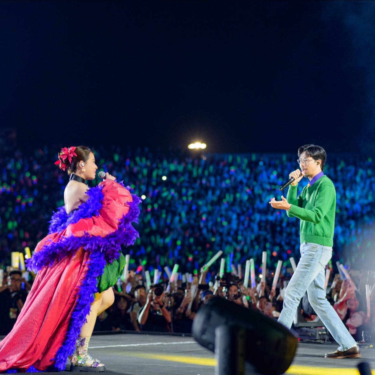 Đen Vâu và Hoàng Thùy Linh nắm tay công khai khiến khán giả Hạ Long tan chảy