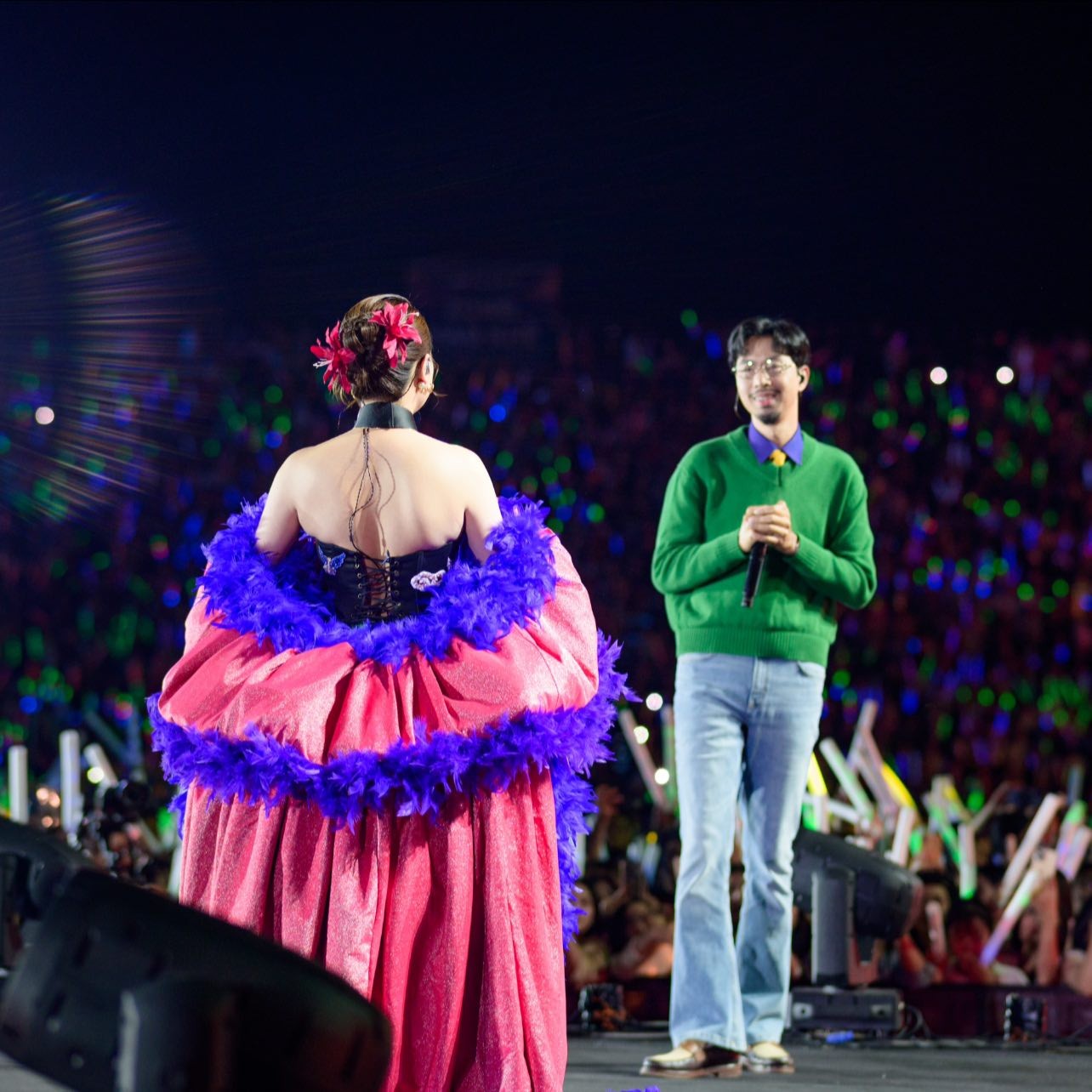 Đen Vâu và Hoàng Thùy Linh nắm tay công khai khiến khán giả Hạ Long tan chảy