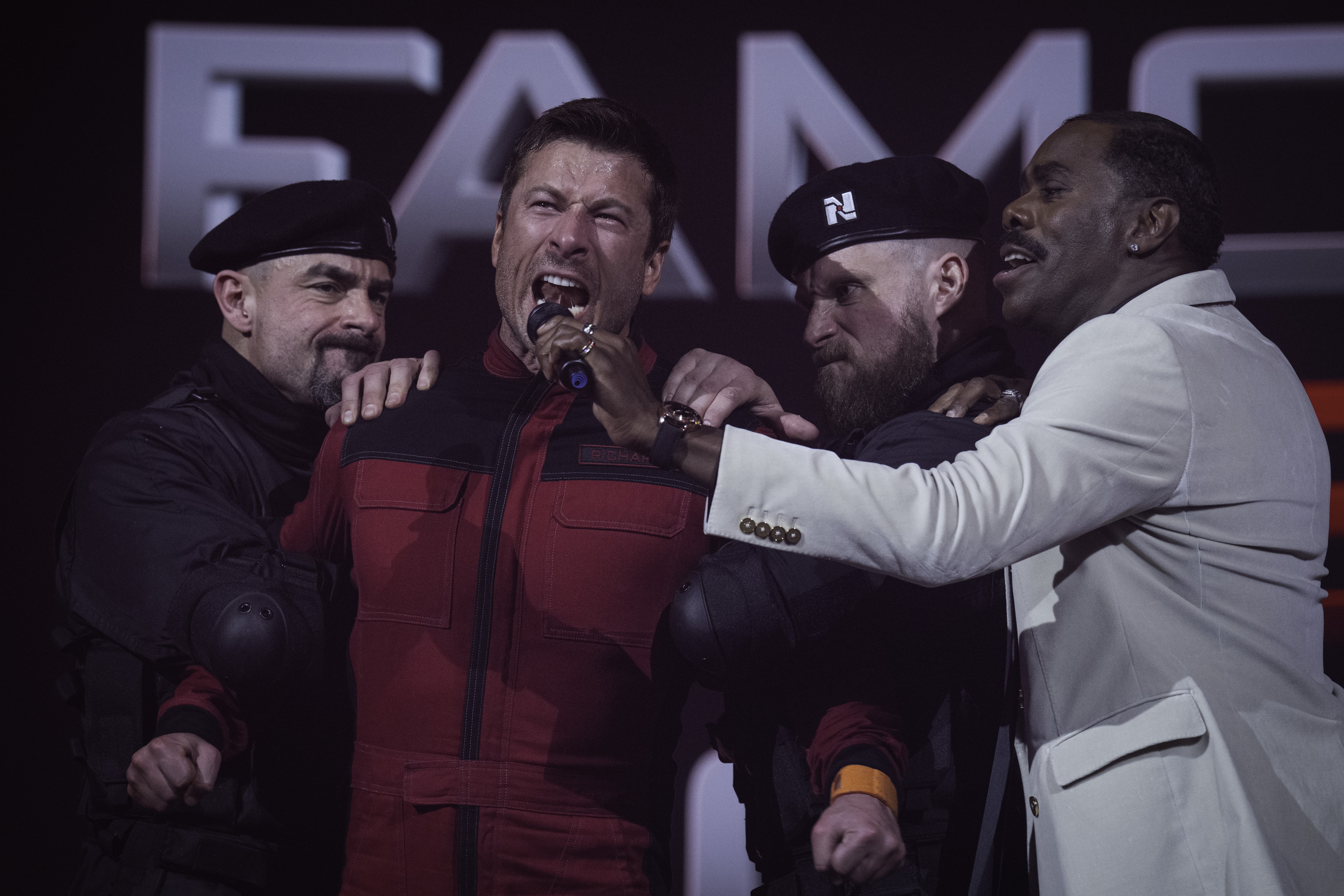 Ra mắt 'Trốn chạy tử thần': Dàn đạo diễn, diễn viên Vbiz xuất hiện lộng lẫy giữa 'cơn mưa tiền' hoành tráng