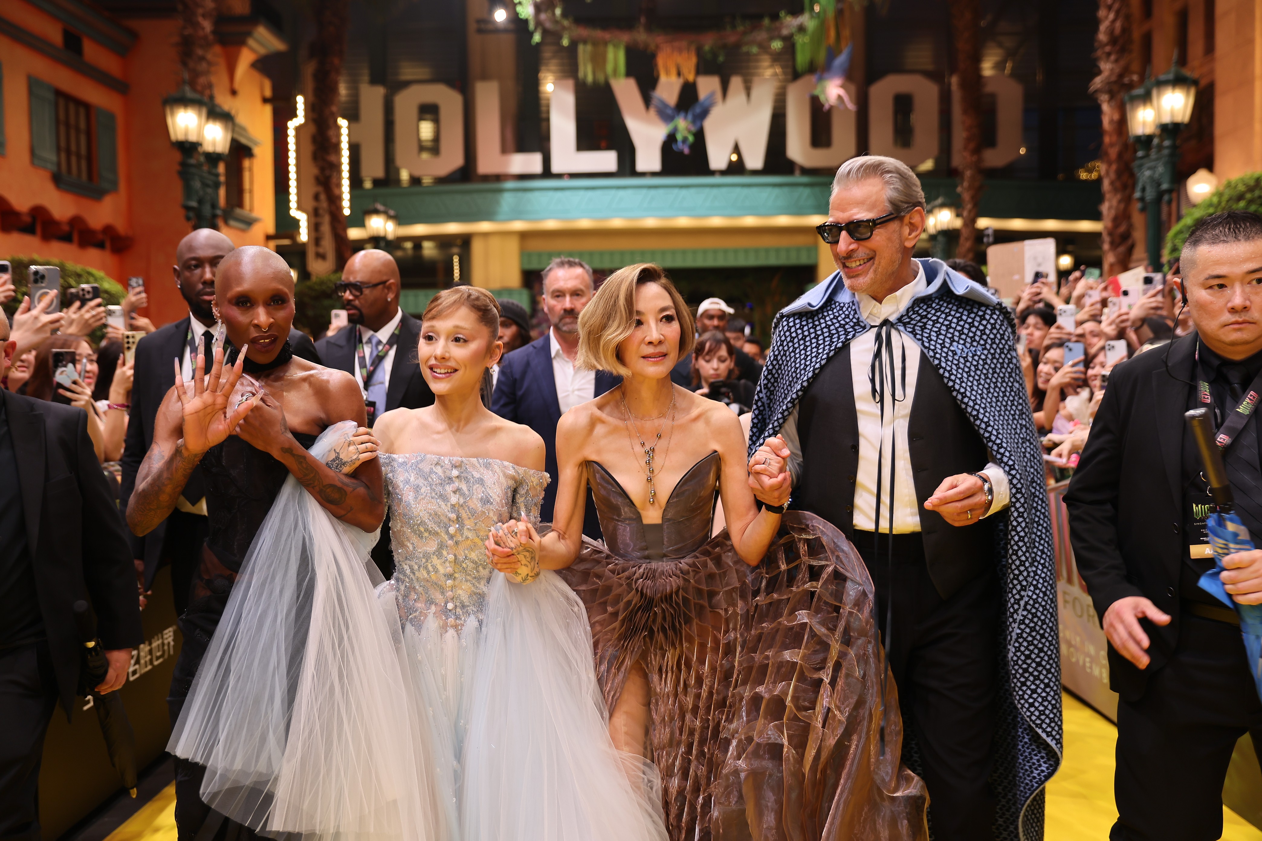 'Em xinh' Orange rạng rỡ bên Ariana Grande, Dương Tử Quỳnh trong sự kiện 'Wicked: Phần 2'