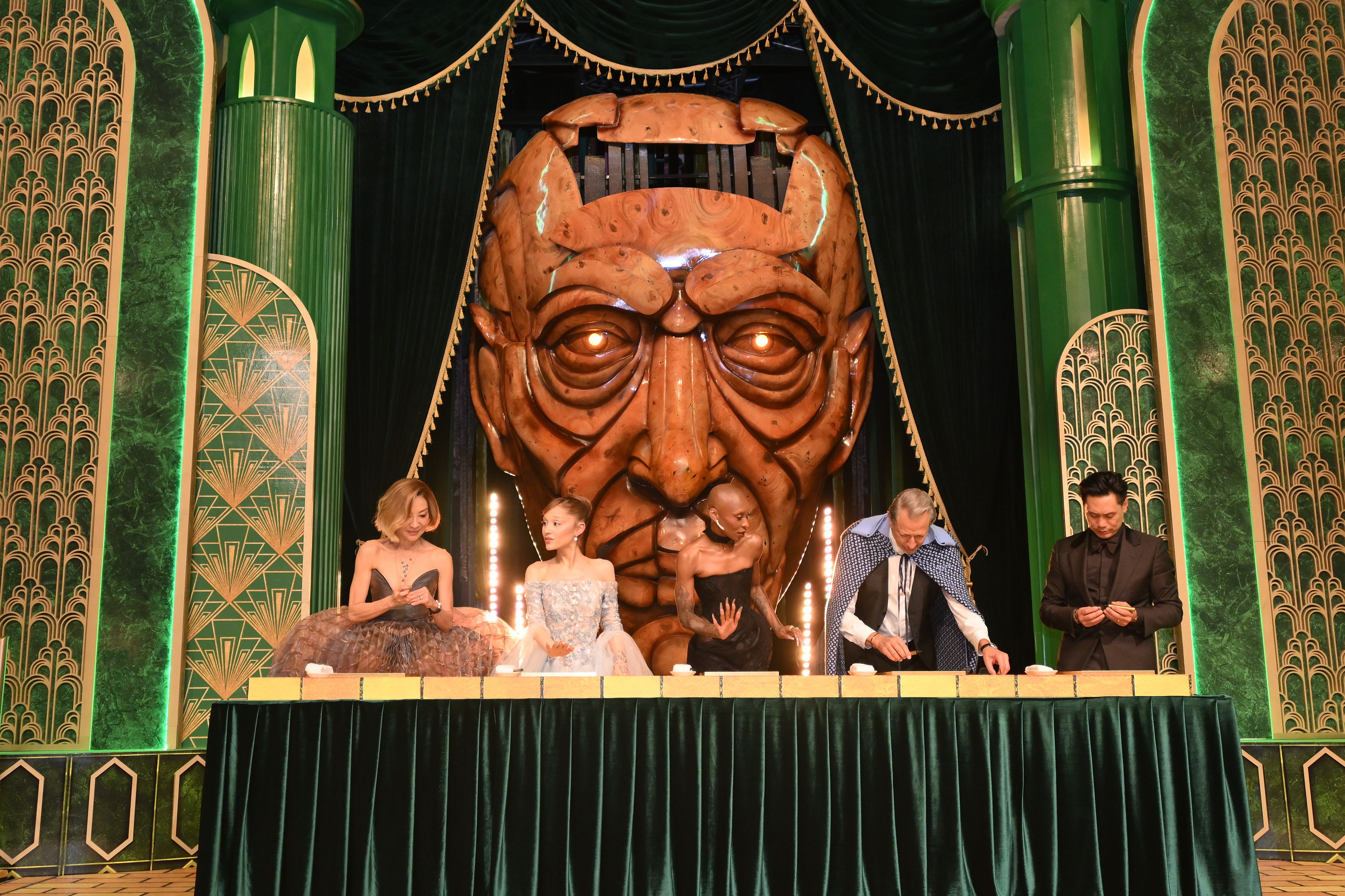 'Em xinh' Orange rạng rỡ bên Ariana Grande, Dương Tử Quỳnh trong sự kiện 'Wicked: Phần 2'