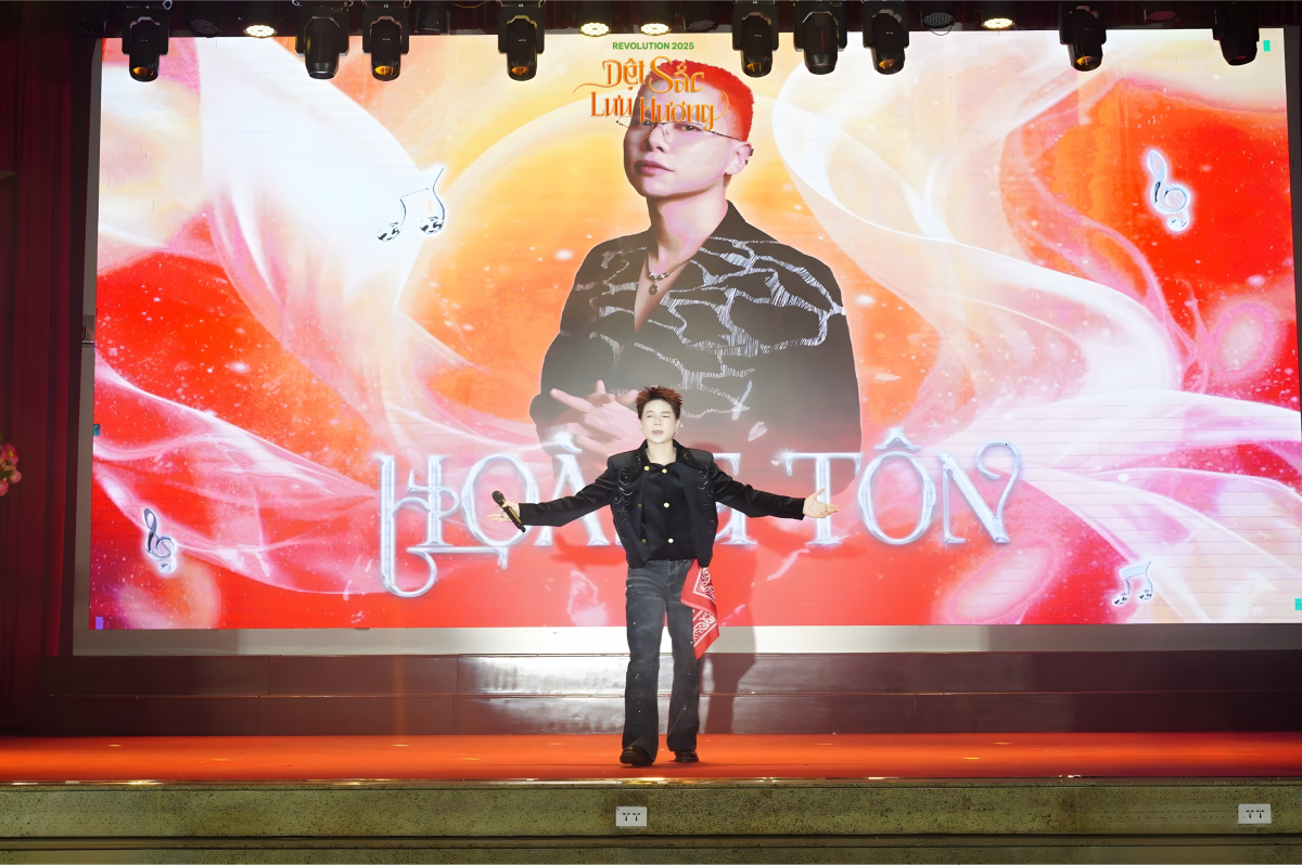 Hoàng Tôn hoà giọng cùng tân sinh viên trường Báo với loạt ca khúc đình đám tại thánh đường Học viện