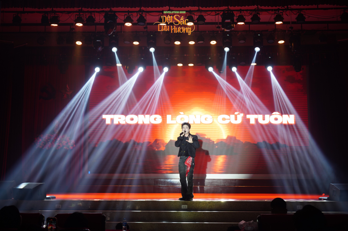 Hoàng Tôn hoà giọng cùng tân sinh viên trường Báo với loạt ca khúc đình đám tại thánh đường Học viện