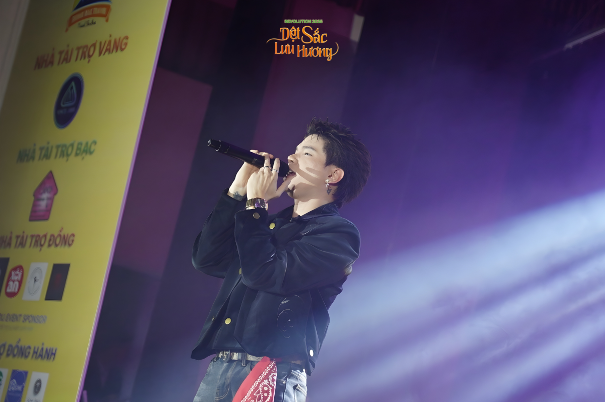 Hoàng Tôn hoà giọng cùng tân sinh viên trường Báo với loạt ca khúc đình đám tại thánh đường Học viện