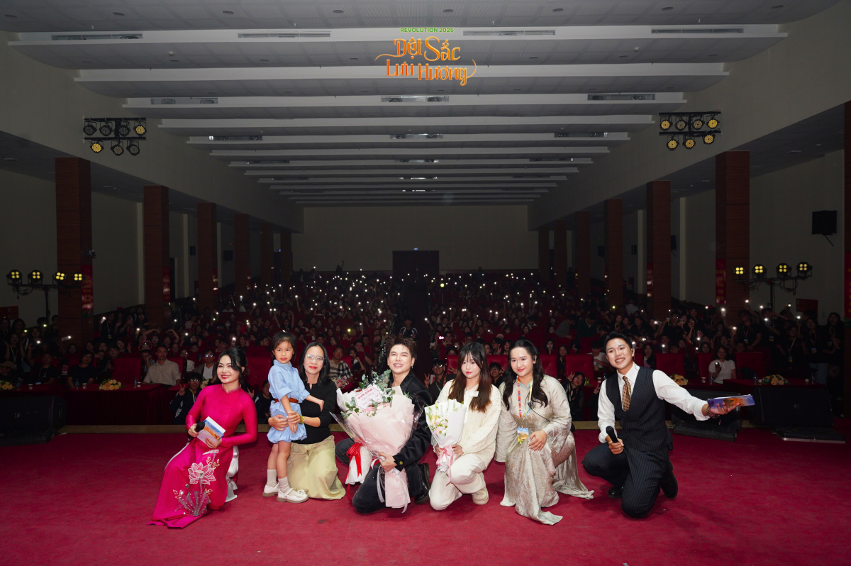 Hoàng Tôn hoà giọng cùng tân sinh viên trường Báo với loạt ca khúc đình đám tại thánh đường Học viện