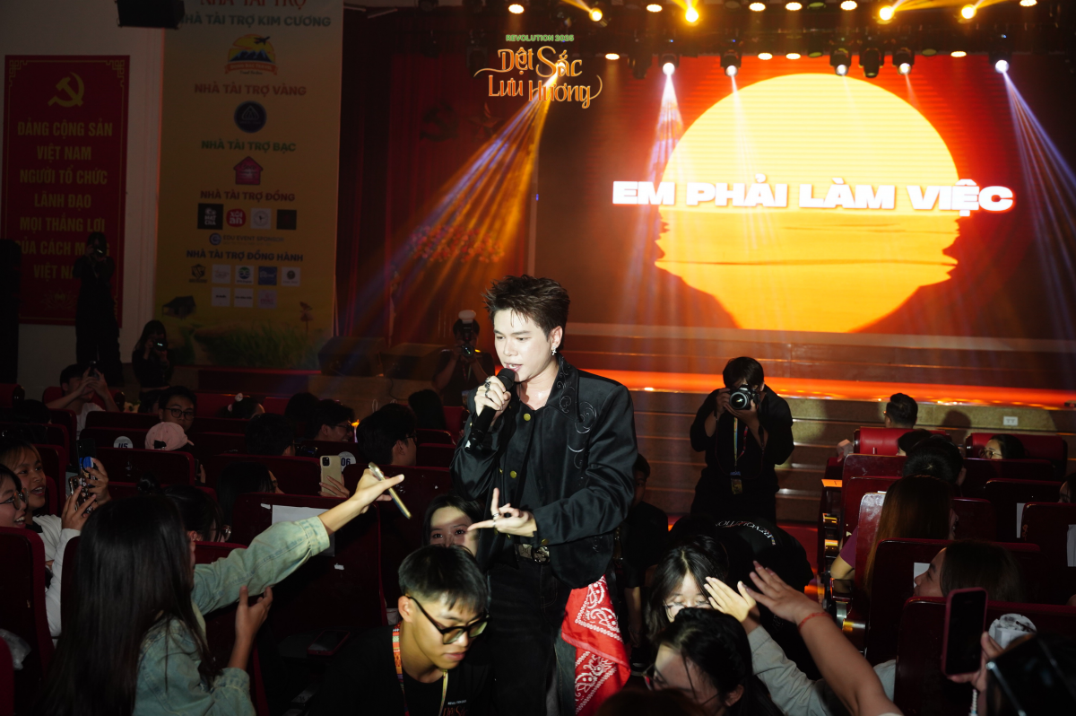 Hoàng Tôn hoà giọng cùng tân sinh viên trường Báo với loạt ca khúc đình đám tại thánh đường Học viện