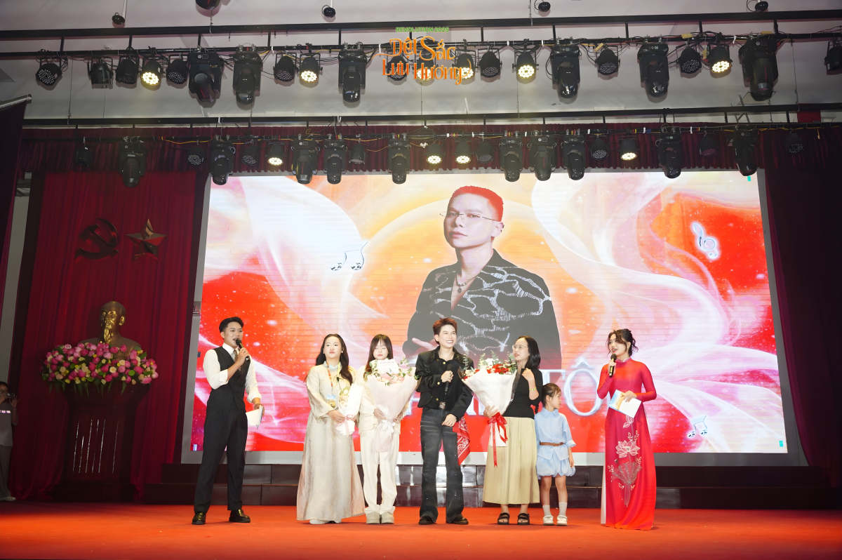 Hoàng Tôn hoà giọng cùng tân sinh viên trường Báo với loạt ca khúc đình đám tại thánh đường Học viện