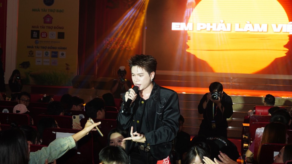 Hoàng Tôn hòa giọng cùng tân sinh viên trường Báo với loạt ca khúc đình đám tại thánh đường Học viện