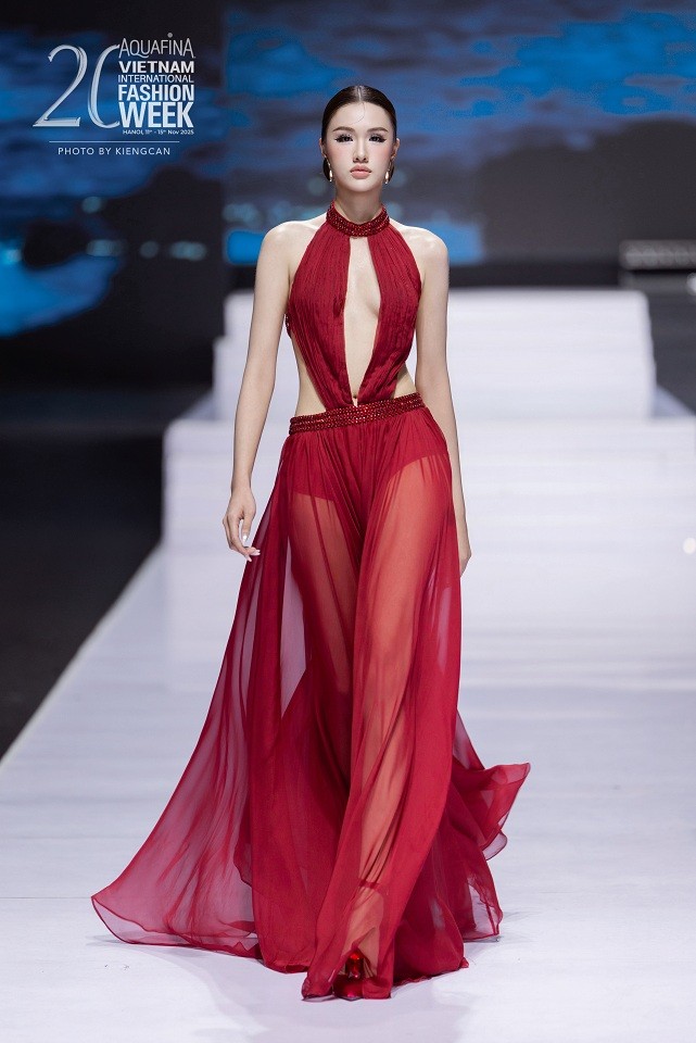 Miss Earth Water 2025 Trịnh Mỹ Anh biến hóa ấn tượng tại 'Tuần lễ thời trang quốc tế Việt Nam 2025'