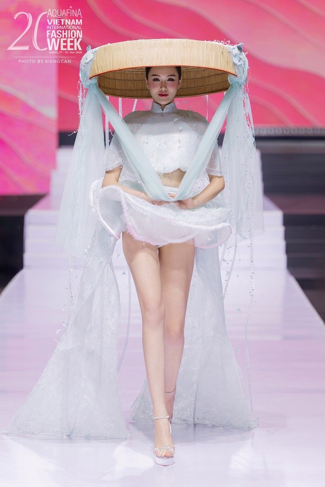 Miss Earth Water 2025 Trịnh Mỹ Anh biến hóa ấn tượng tại 'Tuần lễ thời trang quốc tế Việt Nam 2025'