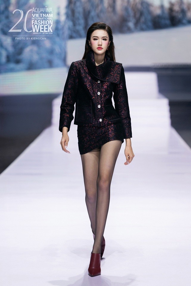 Miss Earth Water 2025 Trịnh Mỹ Anh biến hóa ấn tượng tại 'Tuần lễ thời trang quốc tế Việt Nam 2025'