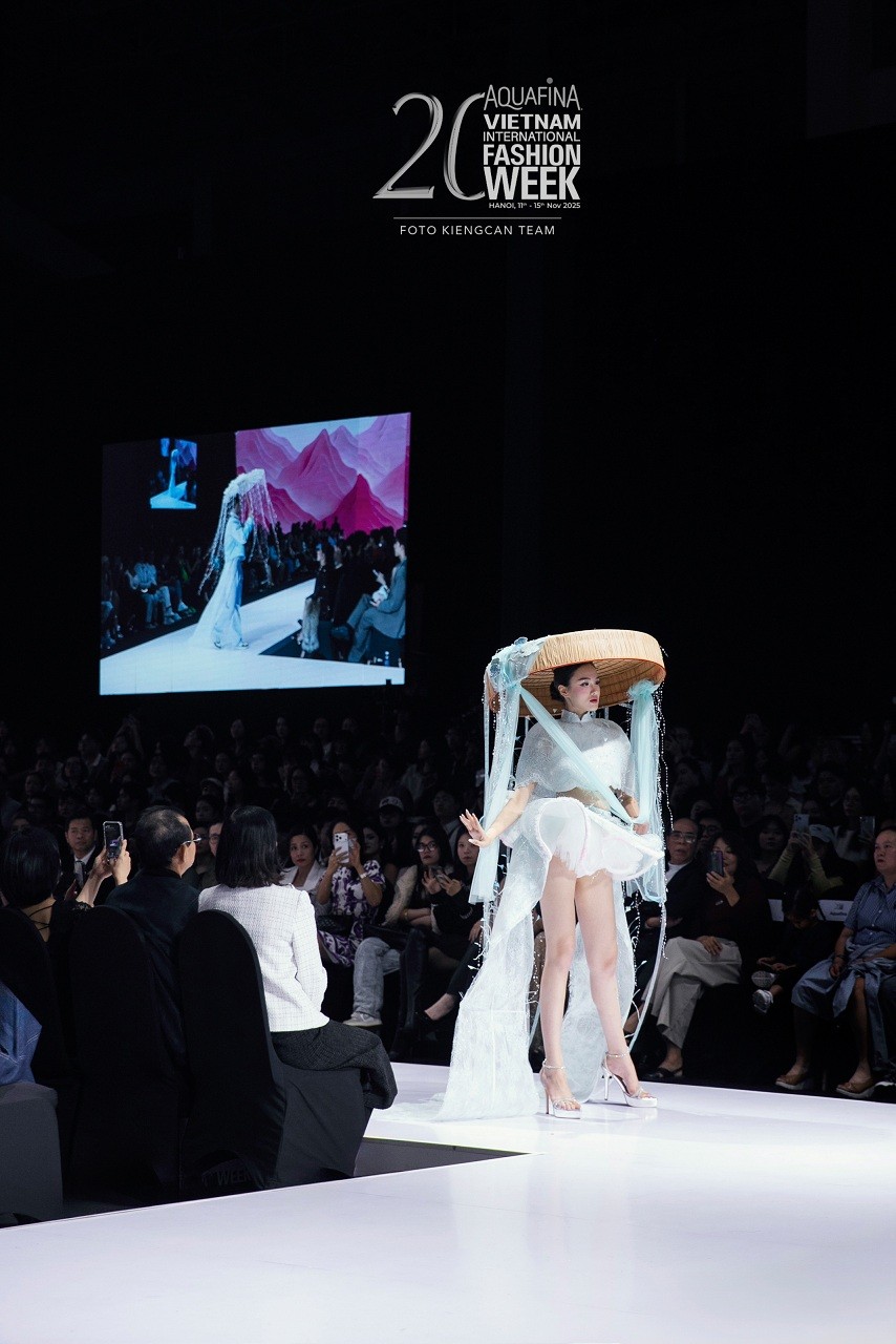 Miss Earth Water 2025 Trịnh Mỹ Anh biến hóa ấn tượng tại 'Tuần lễ thời trang quốc tế Việt Nam 2025'