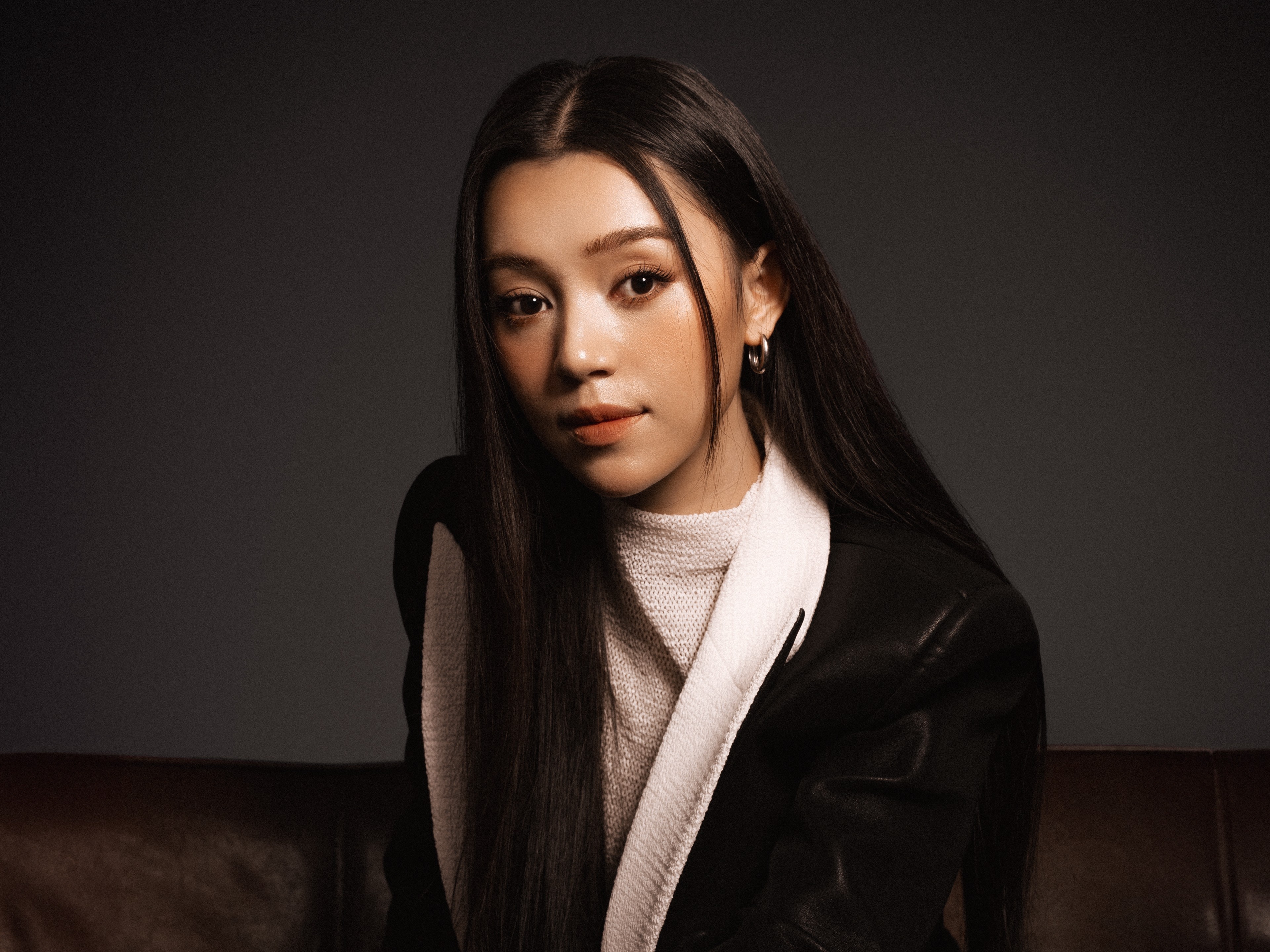 Hoàng Linh Chi: Cô đồng ma mị trong 'Hoàng tử quỷ' đẹp cuốn hút khi lên đồ thời trang