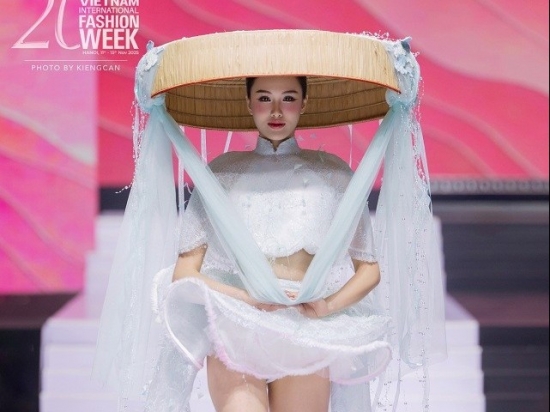 Miss Earth Water 2025 Trịnh Mỹ Anh biến hóa ấn tượng tại 'Tuần lễ thời trang quốc tế Việt Nam 2025'