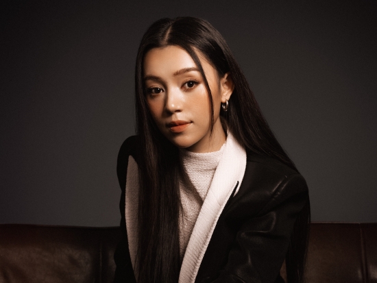 Hoàng Linh Chi: Cô đồng ma mị trong 'Hoàng tử quỷ' đẹp cuốn hút khi lên đồ thời trang