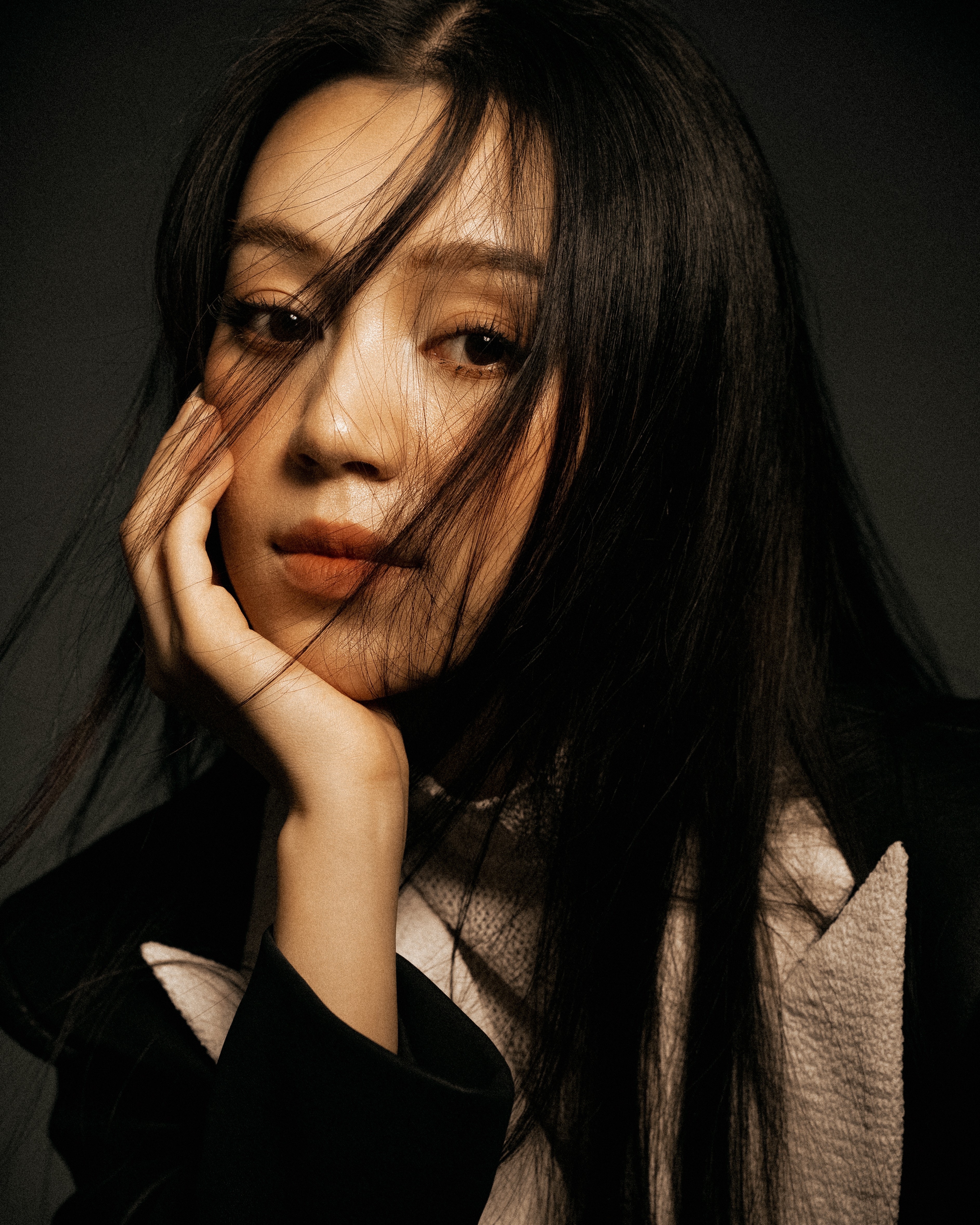 Hoàng Linh Chi: Cô đồng ma mị trong 'Hoàng tử quỷ' đẹp cuốn hút khi lên đồ thời trang