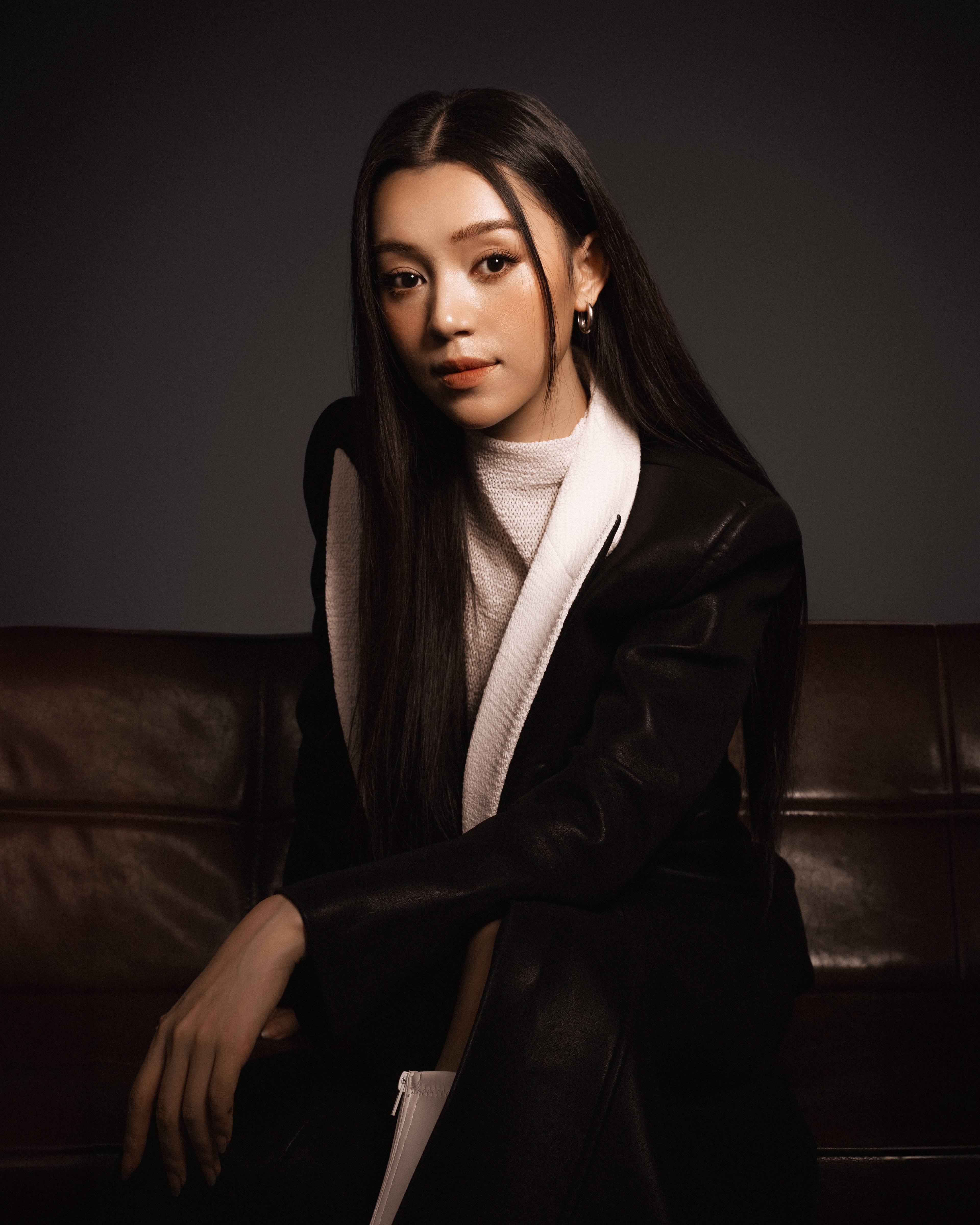 Hoàng Linh Chi: Cô đồng ma mị trong 'Hoàng tử quỷ' đẹp cuốn hút khi lên đồ thời trang