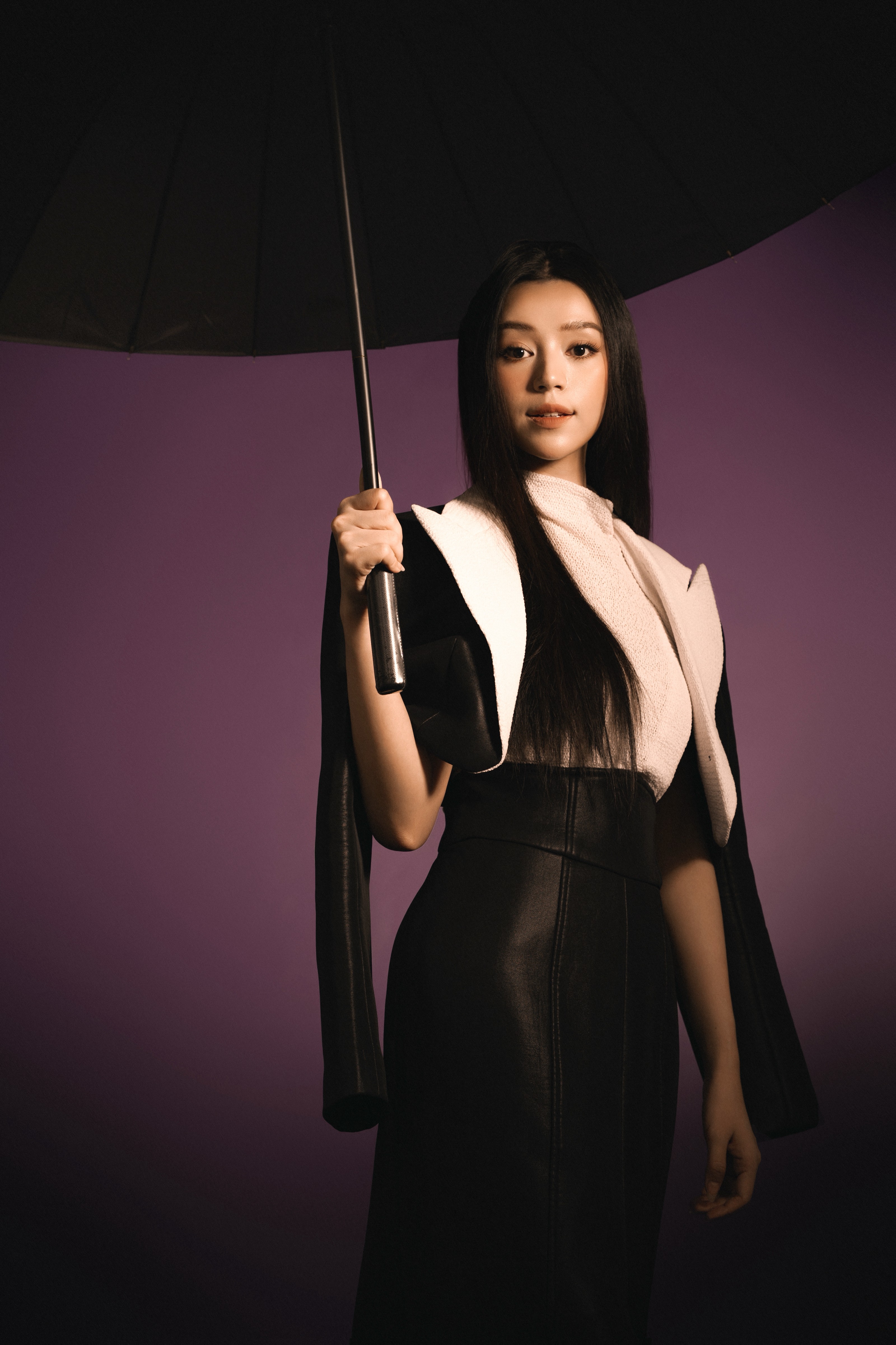 Hoàng Linh Chi: Cô đồng ma mị trong 'Hoàng tử quỷ' đẹp cuốn hút khi lên đồ thời trang