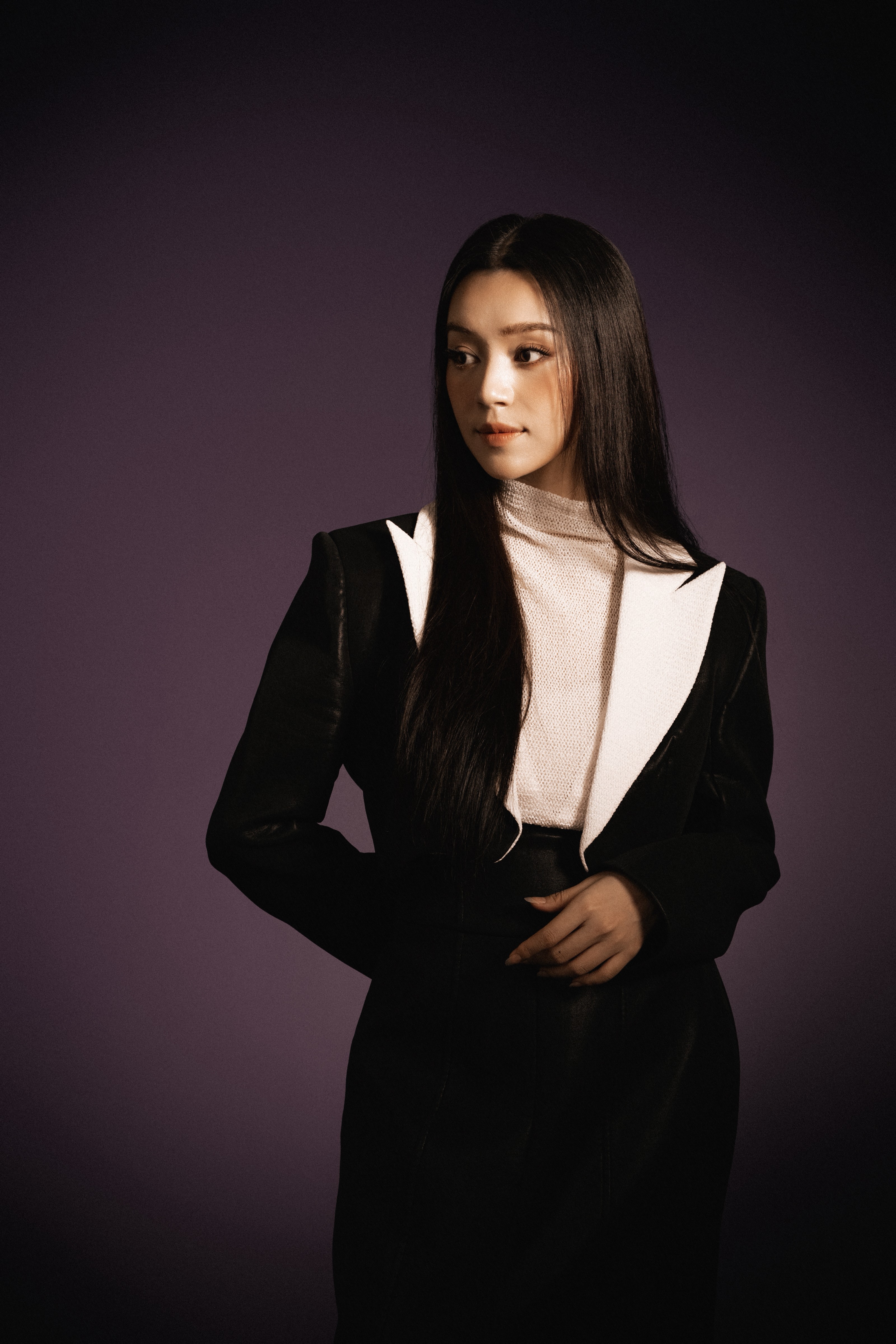 Hoàng Linh Chi: Cô đồng ma mị trong 'Hoàng tử quỷ' đẹp cuốn hút khi lên đồ thời trang