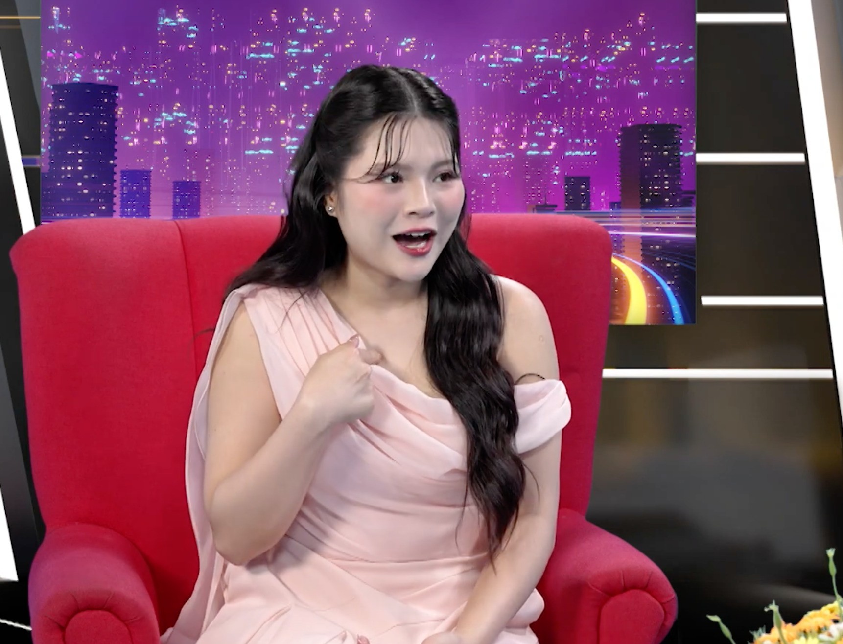 'Người đẹp bản lĩnh' Giáng Ngọc biết yêu năm 18 tuổi, tuyên bố 'cho vàng cũng không dám làm lại'