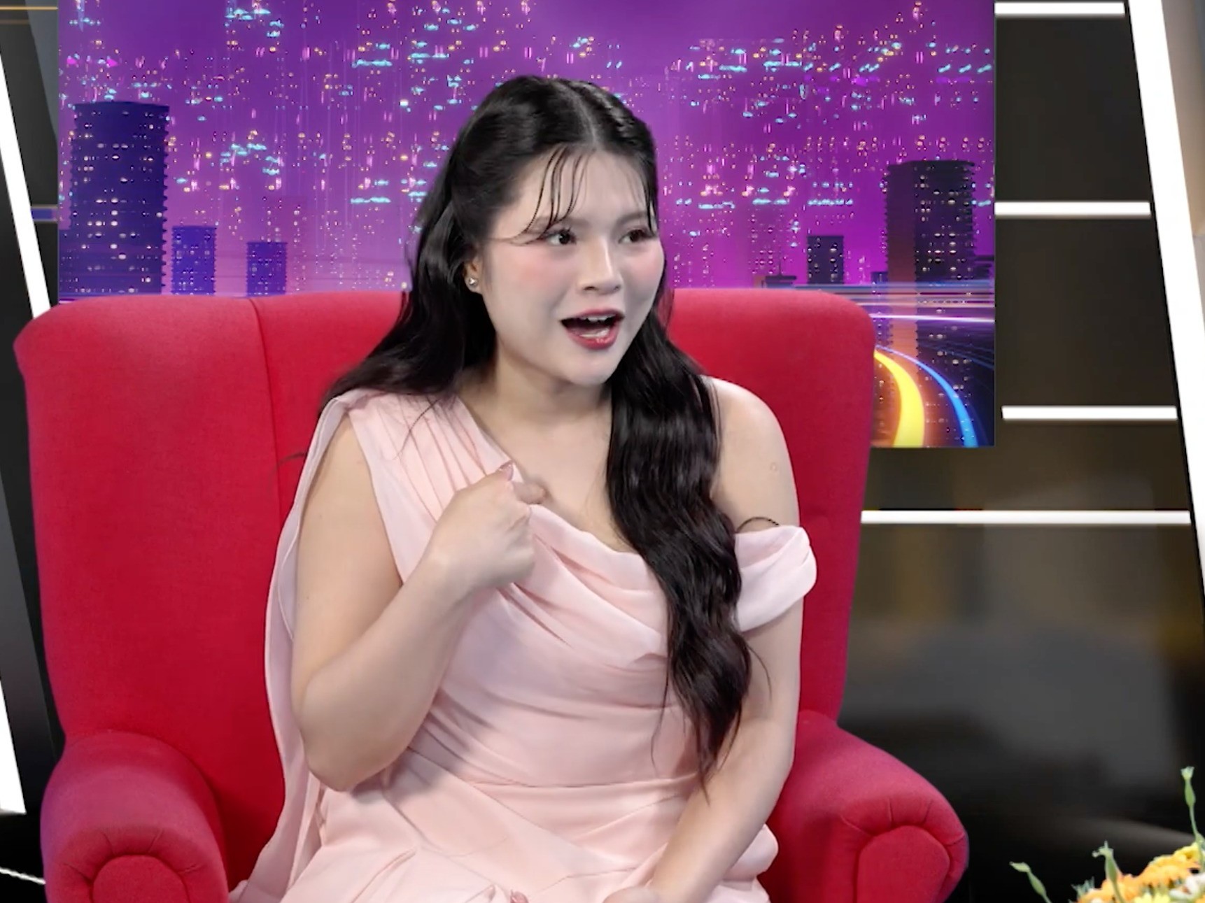 'Người đẹp bản lĩnh' Giáng Ngọc biết yêu năm 18 tuổi, tuyên bố 'cho vàng cũng không dám làm lại'