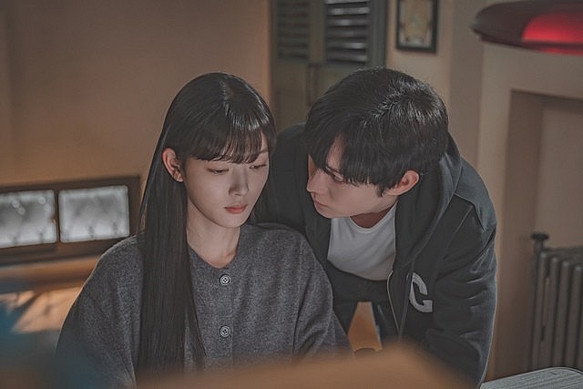 Em gái quốc dân Kim Yoo Jung: Hóa thân nữ chính ‘Dear X’ chemistry tình bể bình với dàn mĩ nam