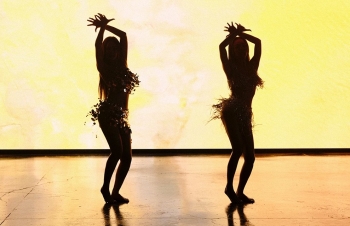 Văn Mai Hương - Chi Pu hòa giọng, múa bụng cực 'cháy' trong lần đầu kết hợp