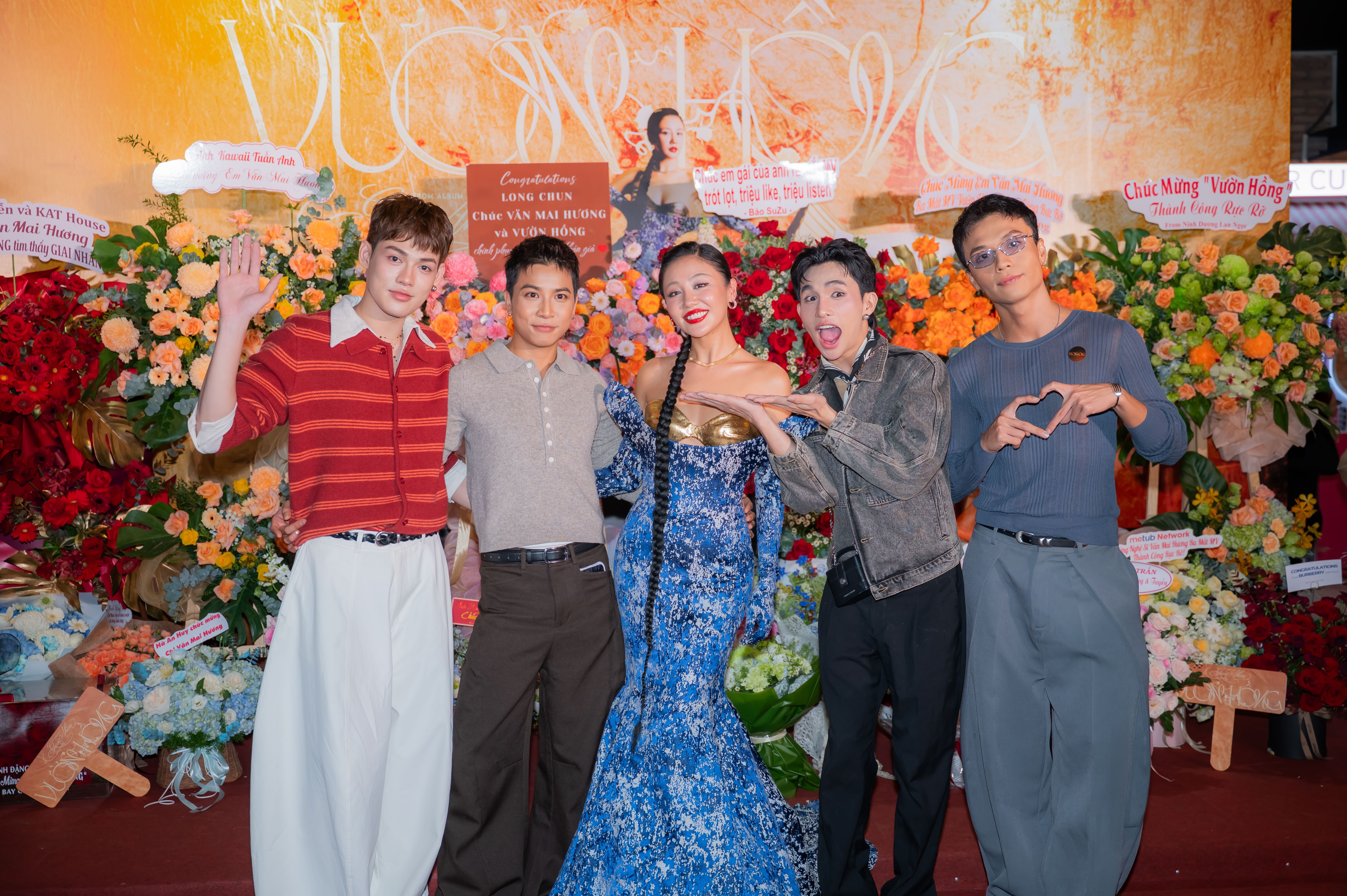 Văn Mai Hương - Chi Pu hòa giọng, múa bụng cực 'cháy' trong lần đầu kết hợp